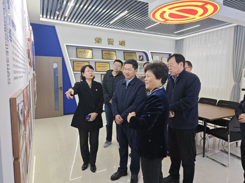 狂插白丝2025年05月09日上午 安阳市人大常委会副主任、市总工会党组书记、主席夏军一行莅临华阳电磁铁参观调研；对公司2023年全国五一劳动奖章获得者汪利娜慰问，并听取劳模工作室相关情况汇报